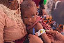 PAM/Tsiory Ny Aina Andriantsoarana, Prise du périmètre brachial d'une petite fille, avant la distribution alimentaire à Ankilimanondro, Madagascar.
