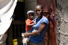 Une mère et son fils à Grande Rivière du Nord, au nord d'Haïti. Les conditions météorologiques et les chocs économiques sont les principaux facteurs de l'aggravation de la faim chez les Haïtiens les plus pauvres. PAM/Antoine Vallas